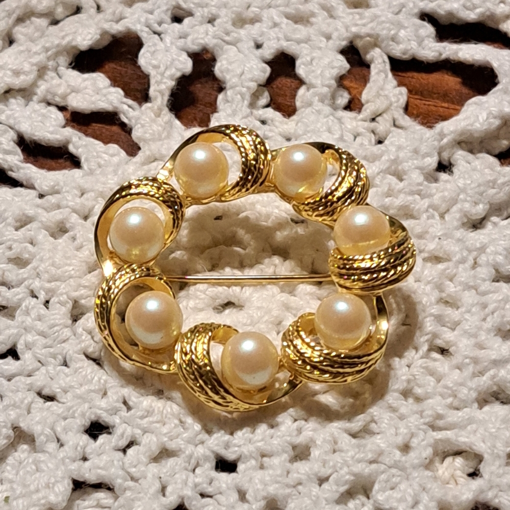 Vintage Unsigned 1970's Faux Pearl Gold Tone Wreath Brooch 2" diameter